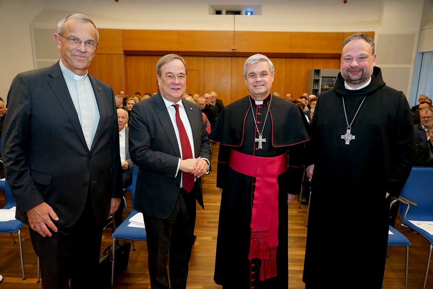 v.l. Prälat Dr.P. Klasvogt, Ministerpräsident a.D. Armin Laschet, Erzbischof Dr. Udo Markus Bentz und Abt Dr. Nikodemus Schnabel OSB