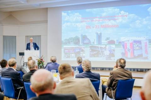 Elmar Theveßen: »Das Transatlantische Wertesystem ist das erfolgreichste Experiment bezogen auf Demokratie und Gemeinschaft in der gesamten Menschheitsgeschichte.« (Foto: Besim Mazhiqi / Erzbistum Paderborn) Elmar Theveßen: »Das Transatlantische Wertesystem ist das erfolgreichste Experiment bezogen auf Demokratie und Gemeinschaft in der gesamten Menschheitsgeschichte.« (Foto: Besim Mazhiqi / Erzbistum Paderborn)