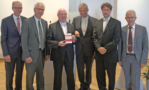 v.l.n.r. Prof. Dr. Dirk Sauerland, Rolf Pitsch (Bonifatius-Verlag), Erzbischof Hans-Josef Becker, Prälat Dr. Peter Klasvogt, Dr. Andreas Fisch, Dr. Richard Böger (Vorstandsvorsitzender Bank für Kirche und Caritas). Bild: Raphael Herbers