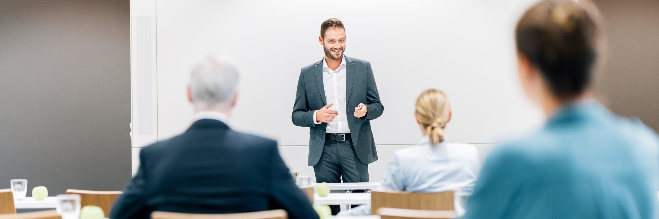 Tagung mit Referent und Zuhörern